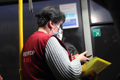 Пассажир избил кондуктора в казанском автобусе №89 — его задержала полиция