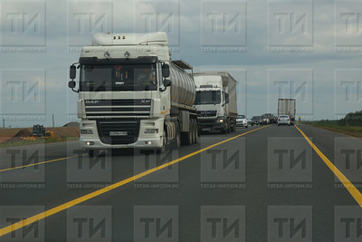 В Татарстане на трассе М7 загорелась фура с углем для мангала