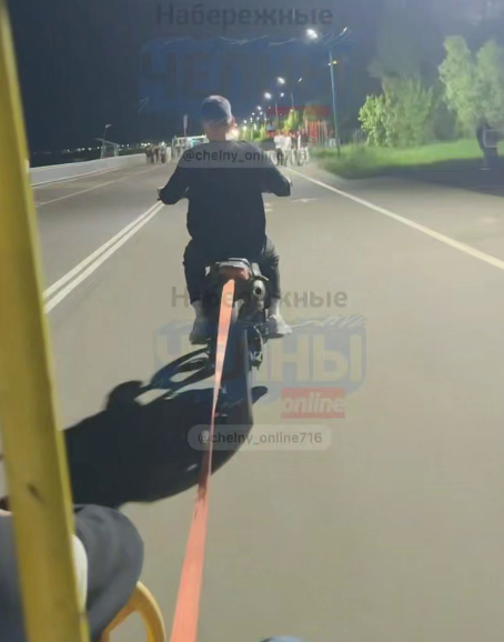 В Челнах подростки катались по набережной с веломобилем, привязанным к питбайку