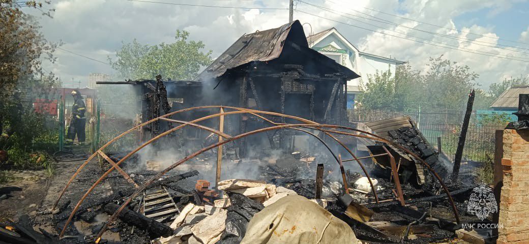 В Челнах при пожаре в дачном домике найдено тело погибшего