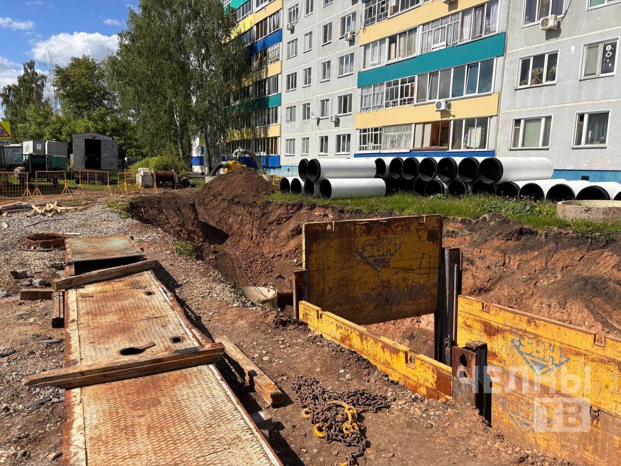 В Челнах из-за ремонта коллектора на бульваре Камала жители страдают от вони