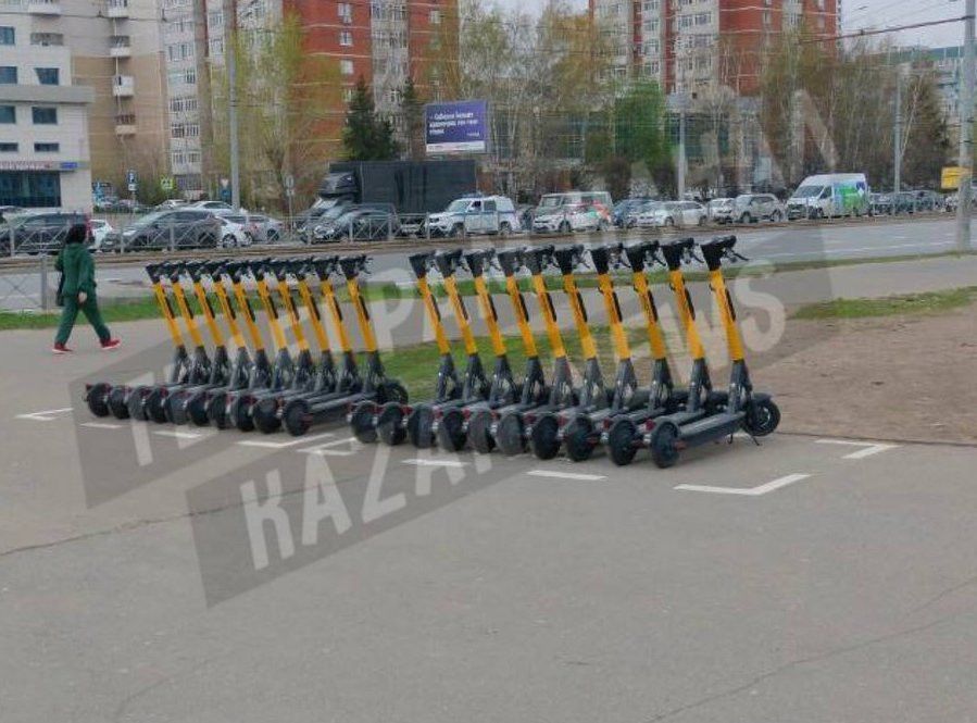 В центре Казани эвакуировали 300 самокатов за неправильную парковку