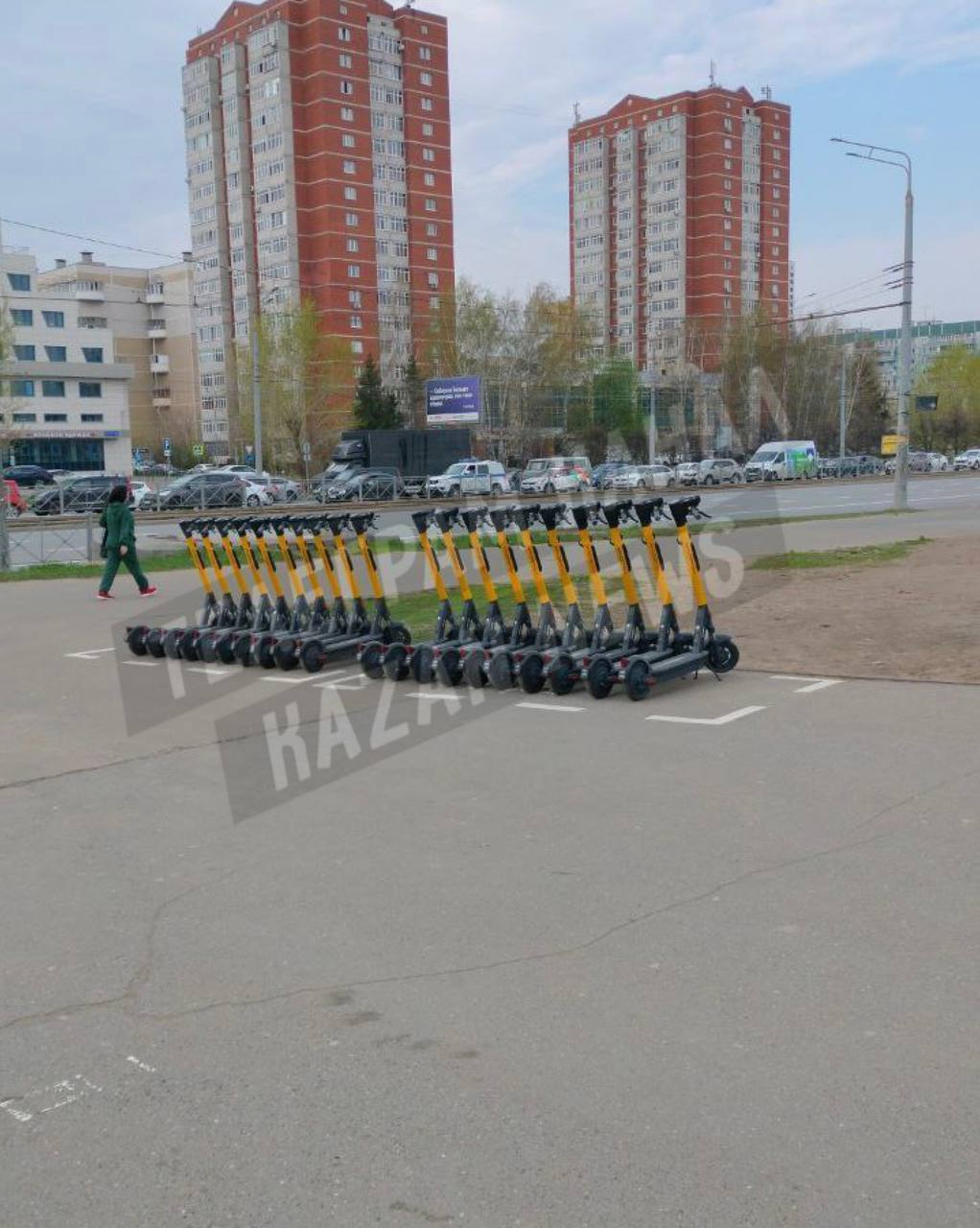 В центре Казани эвакуировали 300 самокатов за неправильную парковку