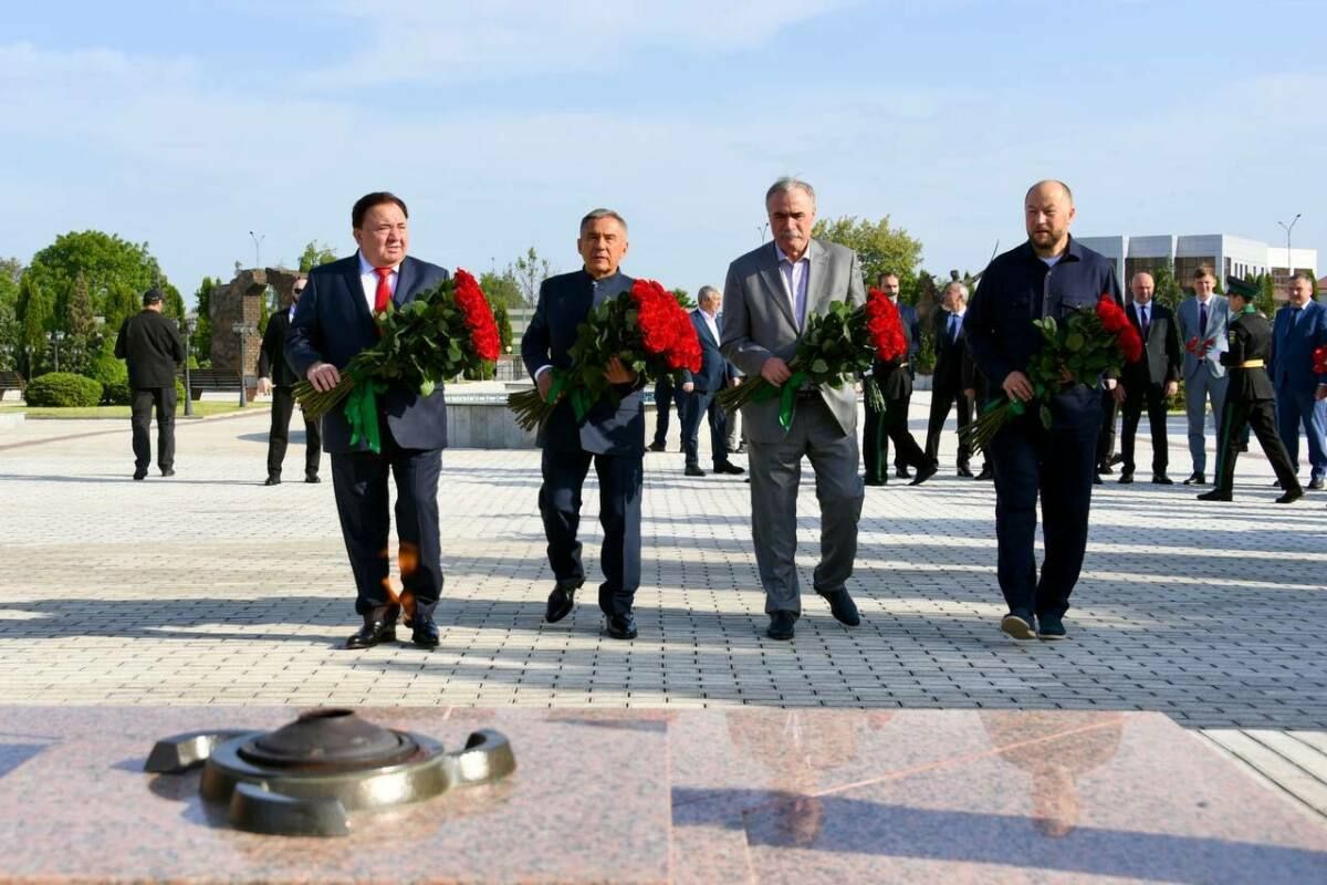 Рустам Минниханов возложил цветы к мемориалу в Назрани