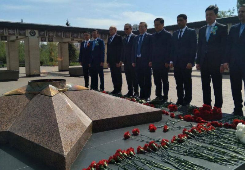 Генконсул Казахстана возложил цветы к Вечному огню в Казани