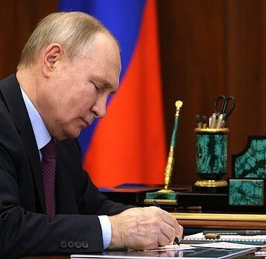 Путин направил ветеранам поздравительные открытки к 80-летию Победы