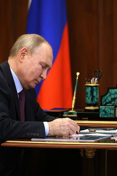 Путин направил ветеранам поздравительные открытки к 80-летию Победы