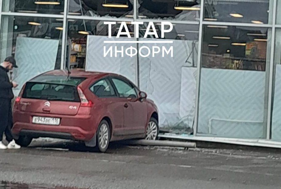В Казани женщина на иномарке влетела в «Пятерочку», перепутав педали