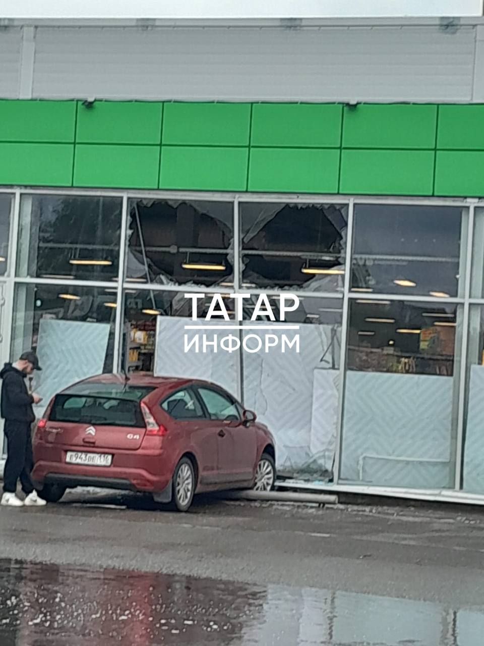 В Казани женщина на иномарке влетела в «Пятерочку», перепутав педали