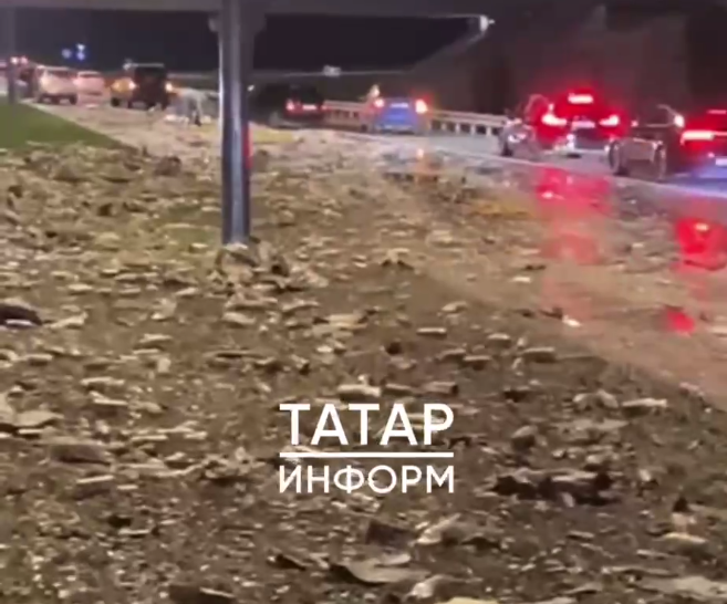 На въезде в Казань фура потеряла груз — дорога усыпана бутылками пива