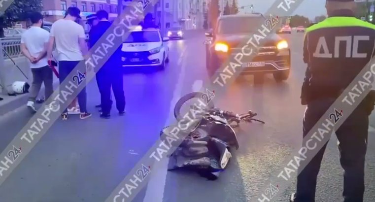 В центре Казани 17-летний подросток перевернулся на питбайке без прав