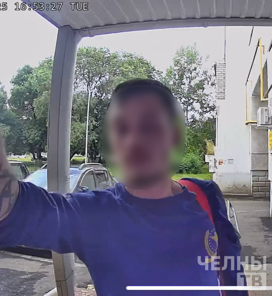 Жители Челнов пожаловались на неадекватного мужчину в подъезде