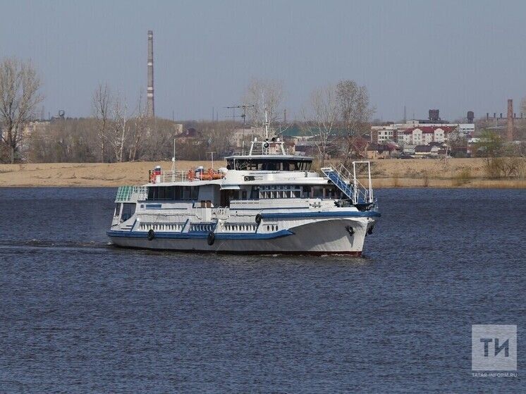 В Казани грузовое судно столкнулось с причалом на Волге