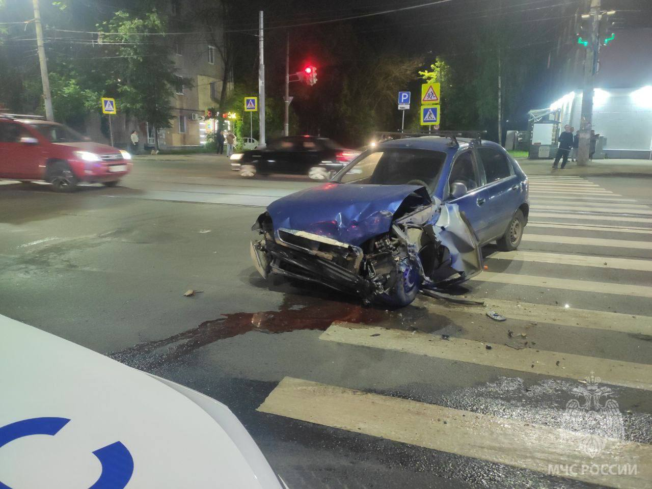 В Нижнем Новгороде иномарка врезалась в остановку: двое погибших