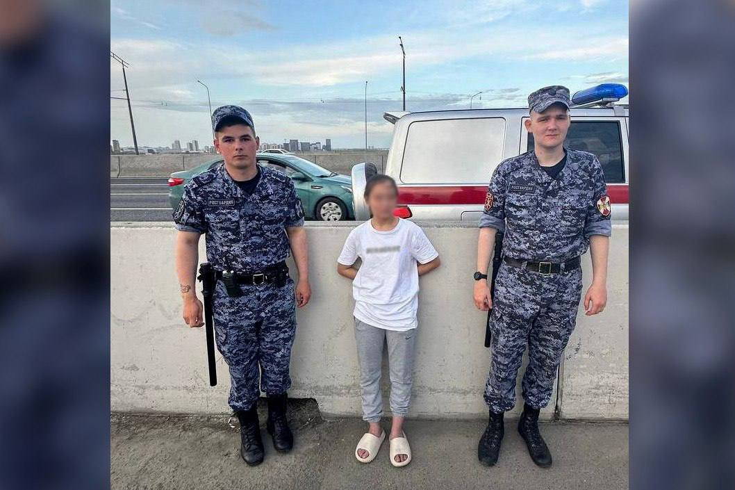 Росгвардейцы спасли девушку на мосту в Казани: она сидела на перилах