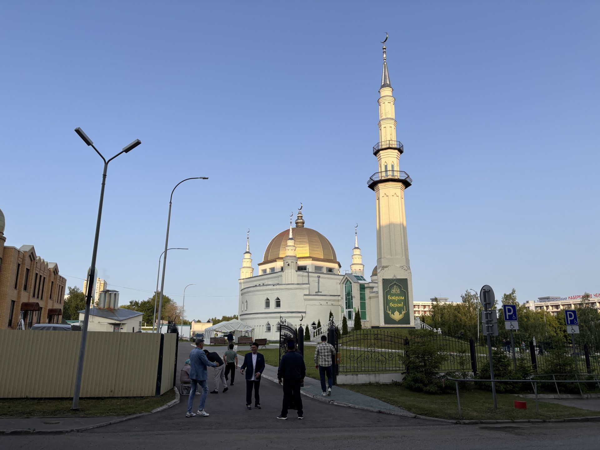 Челнинцы собрались в мечетях города на гает-намаз