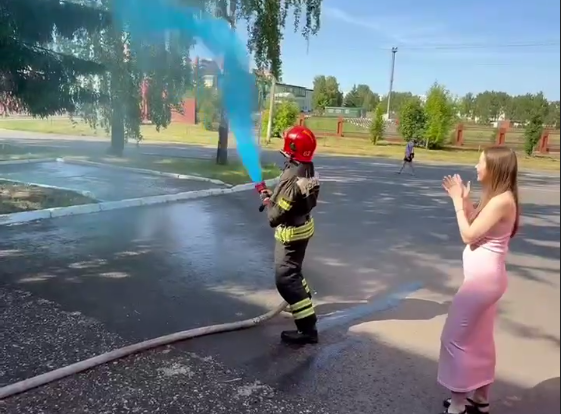 Пожарный из Нижнекамска раскрыл пол ребёнка с помощью пожарного шланга