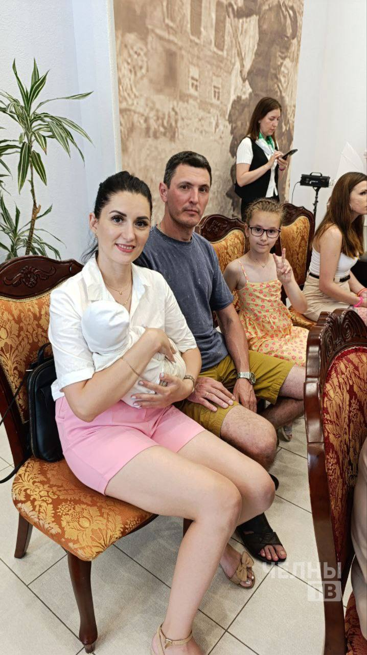 В Челнах 25 семьям вручили сертификаты на маткапитал во Дворце торжеств