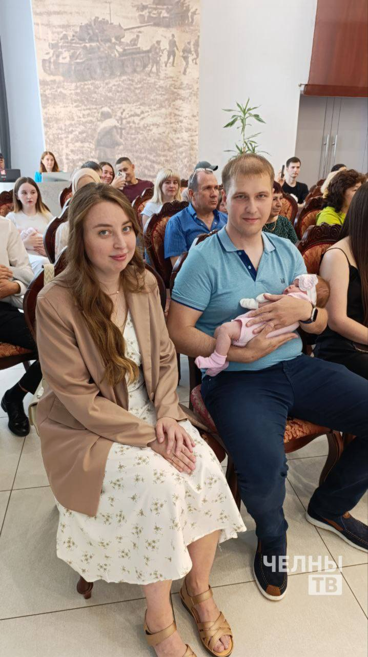 В Челнах 25 семьям вручили сертификаты на маткапитал во Дворце торжеств