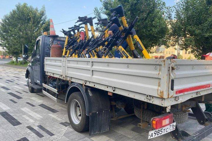 В Казани за 4 рейда эвакуировали более 900 самокатов за неправильную парковку