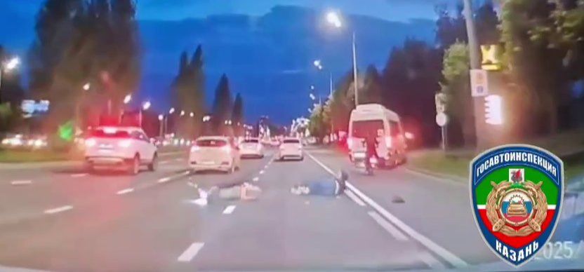 В Казани два самокатчика столкнулись на дороге, один госпитализирован