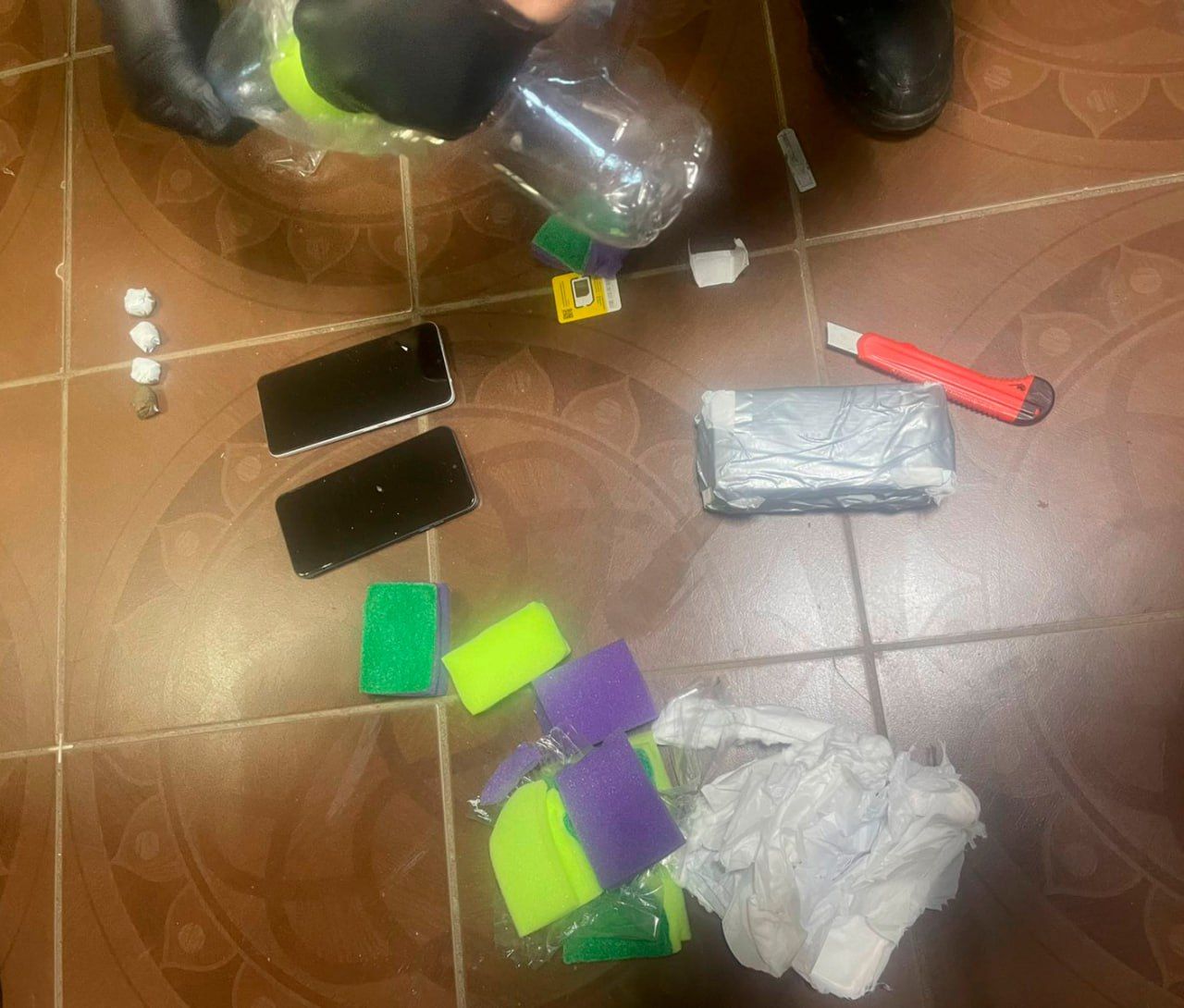 В Казани задержали мужчину за попытку переброса наркотиков и телефонов в колонию