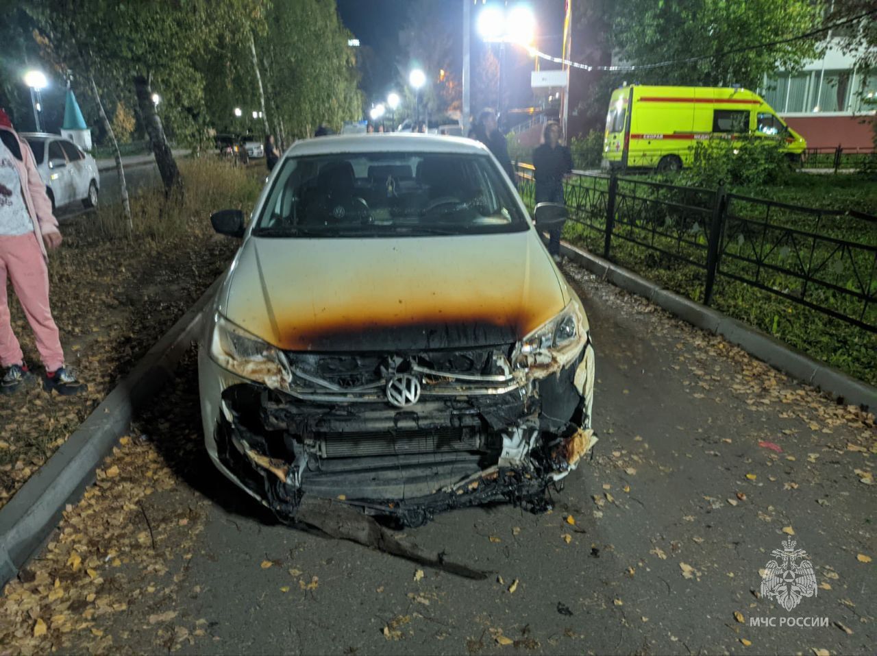 В Казани огонь с контейнерной площадки перекинулся на дом и три автомобиля
