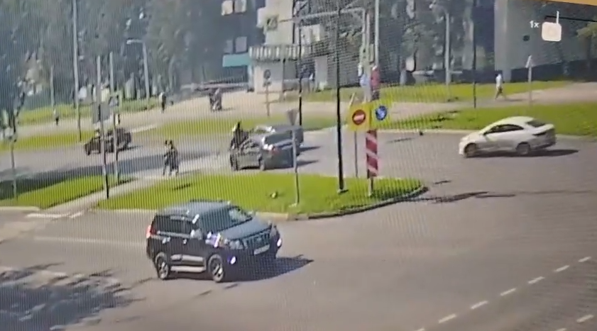 Под колеса Mazda в Нижнекамске попали двое на электросамокате