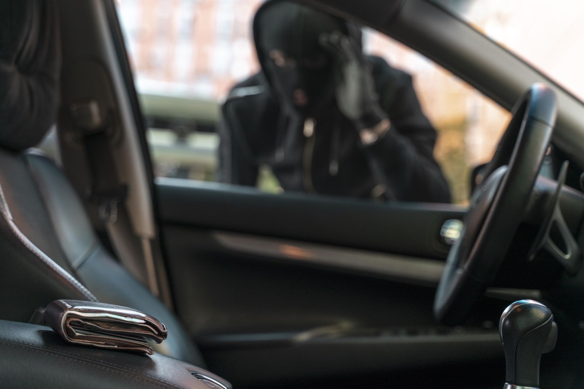 Уроженец Нижнего Новгорода обокрал автомобили в Казани на сотни тысяч рублей