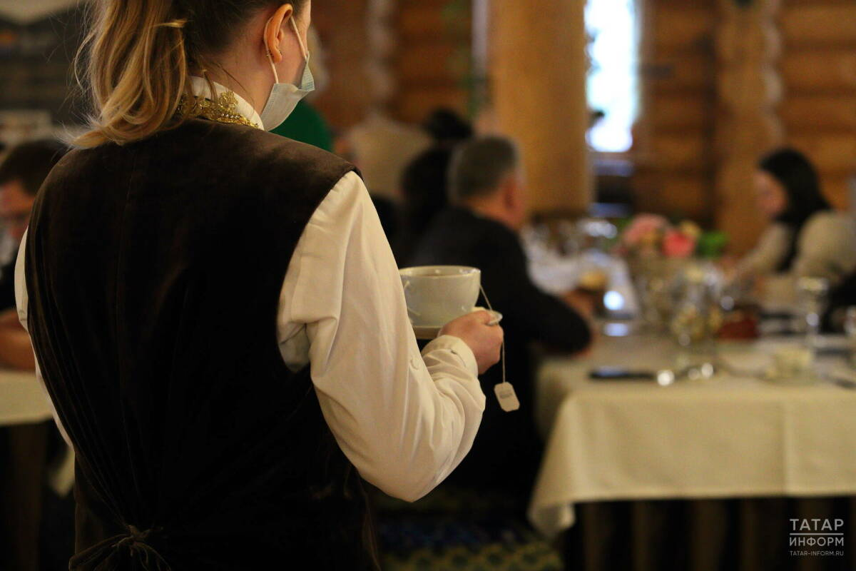 Официанты в Татарстане могут зарабатывать до 120 тысяч рублей в месяц