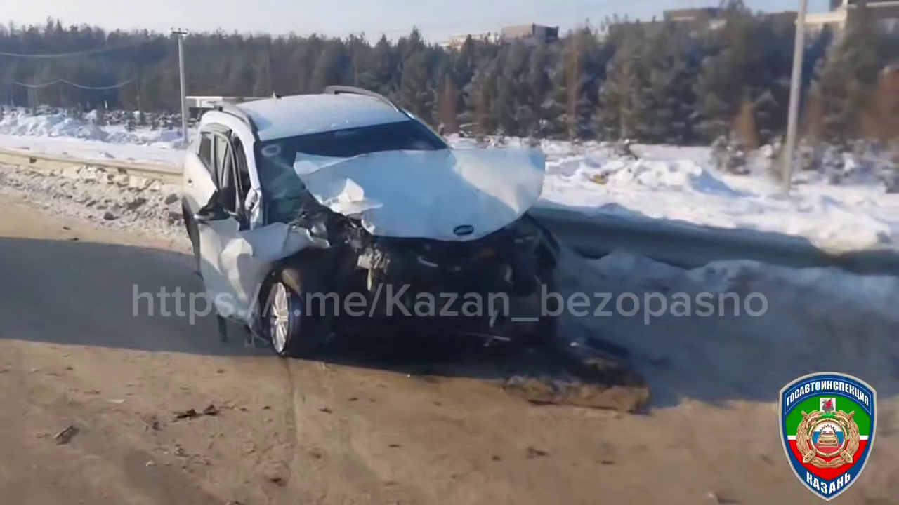 Под Казанью в лобовом столкновении пострадали водитель Kia и BMW