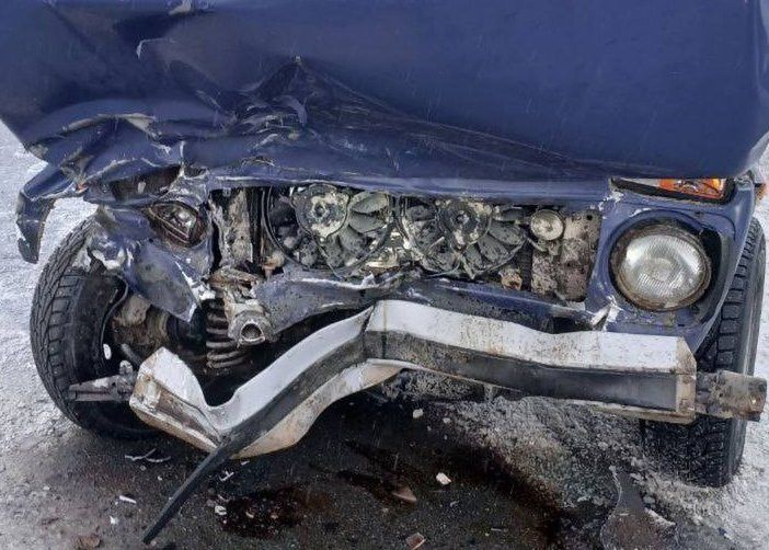 В Лаишевском районе Mercedes столкнулся с «Нивой», пострадал водитель