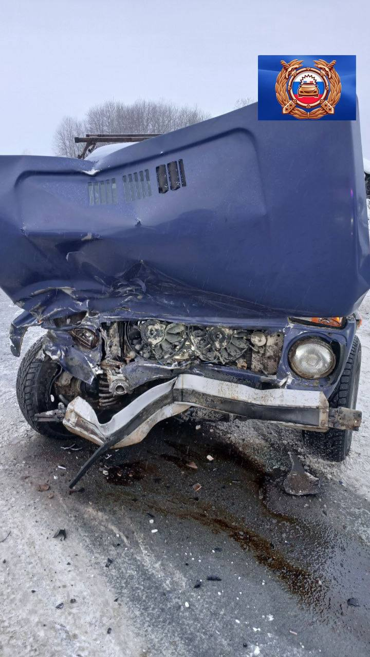 В Лаишевском районе Mercedes столкнулся с «Нивой», пострадал водитель