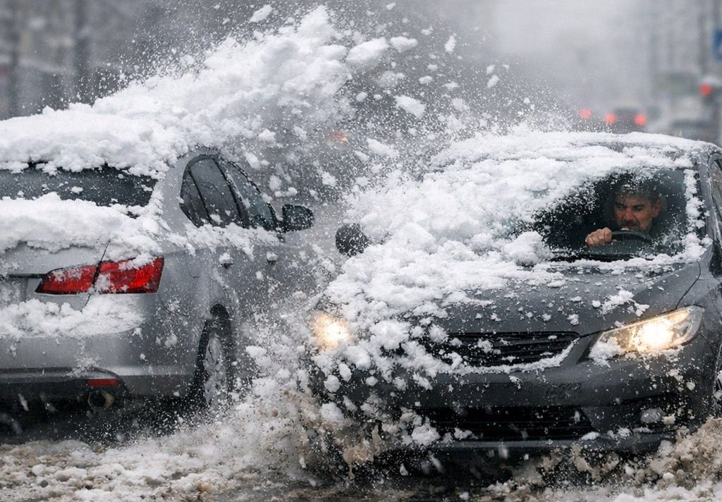 Что делать, если снег или лёд с чужой машины повредил ваш автомобиль