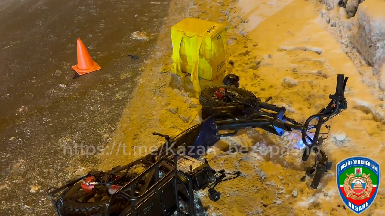 В Казани 18-летний курьер погиб под колесами иномарки на перекрёстке