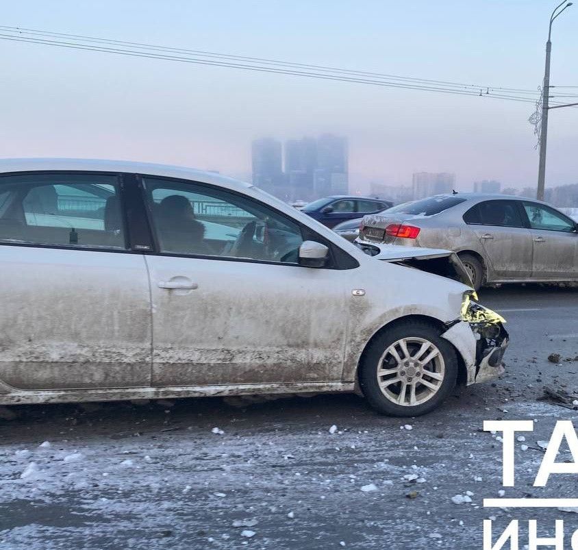На Кремлевской дамбе в Казани произошло массовое ДТП