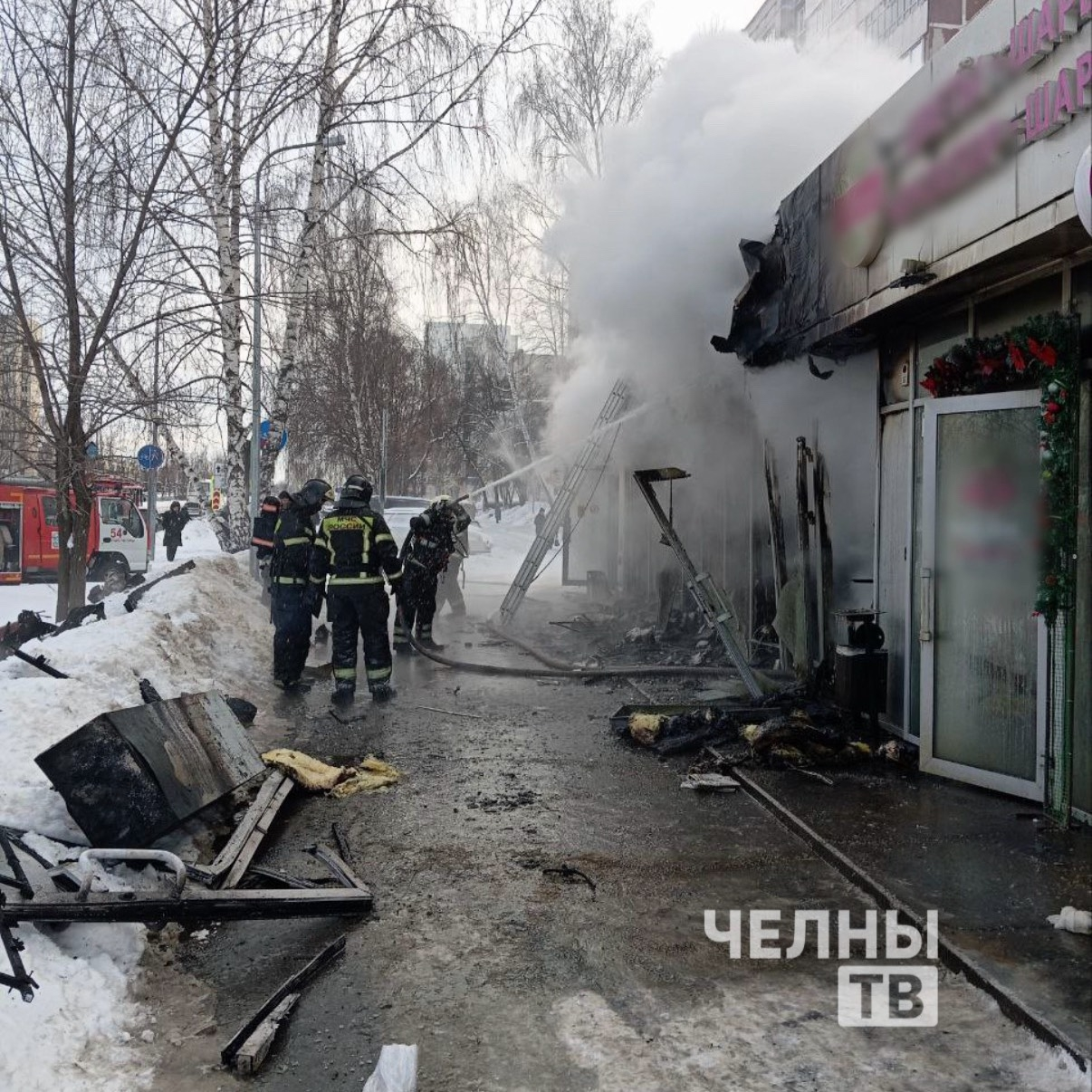 В Набережных Челнах произошел пожар в аптеке и алкомаркете