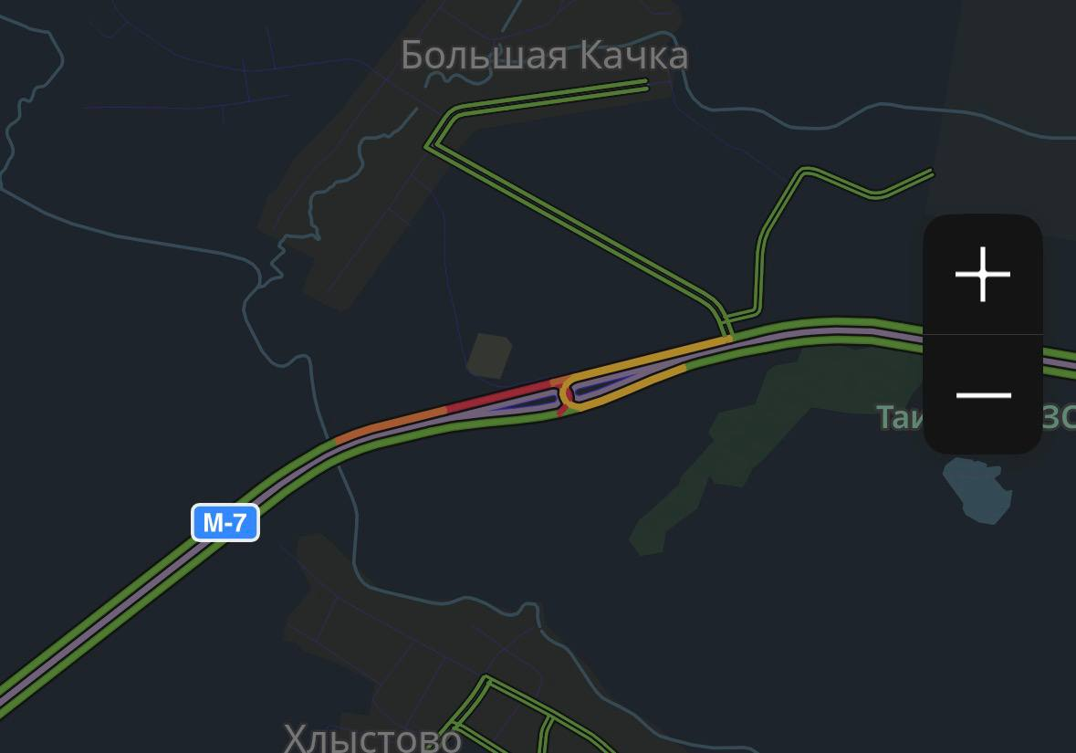 На трассе М-7 под Елабугой фура вылетела на обочину и спровоцировала пробку