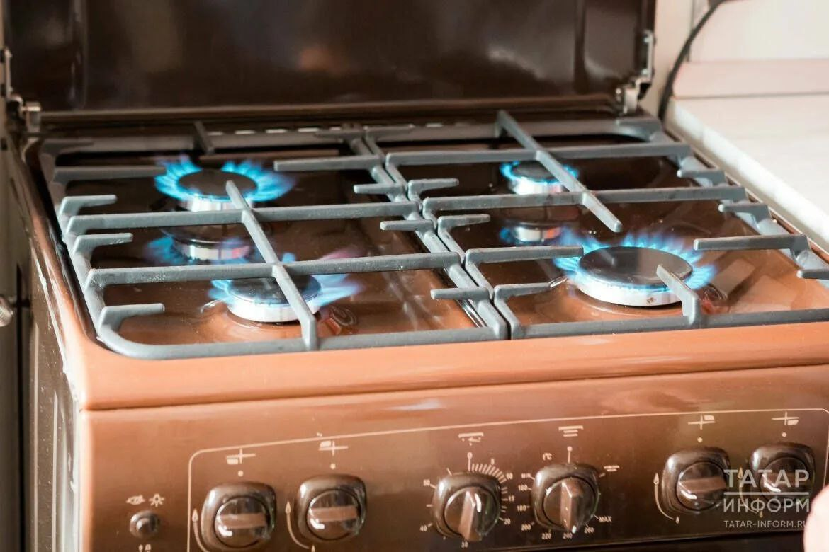 В Казани мужчина и двое детей отравились газом в квартире с колонкой