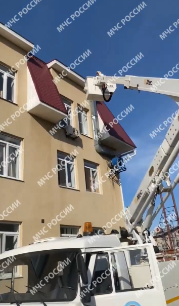 В Заинске пожарные сняли тело мужчины с крыши административного здания