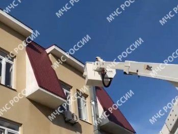 В Заинске пожарные сняли тело мужчины с крыши административного здания