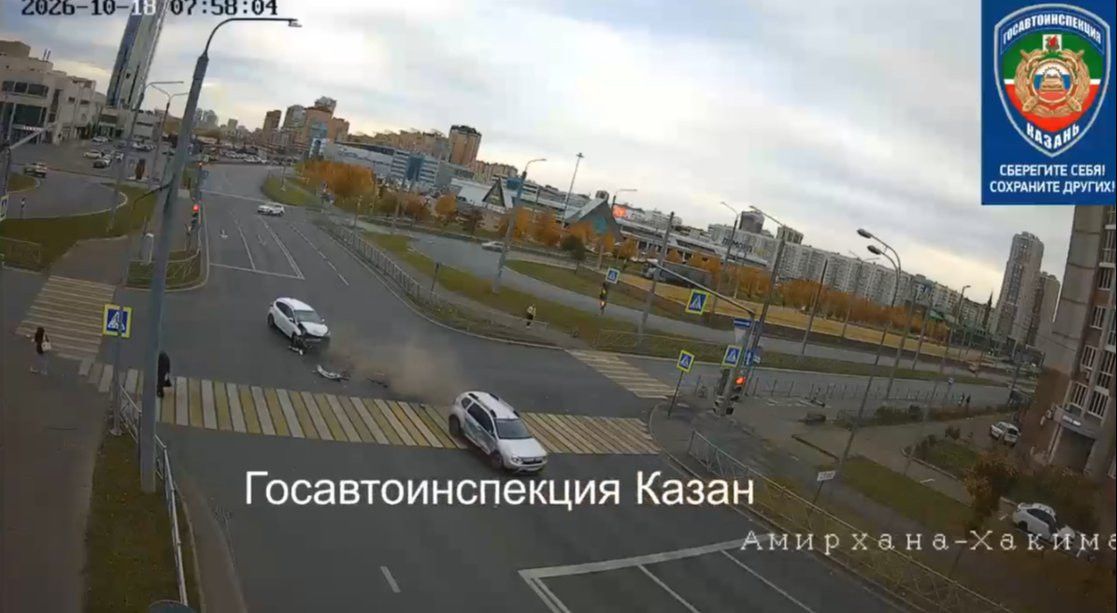 Renault Duster и Ford Focus столкнулись на перекрёстке в Казани