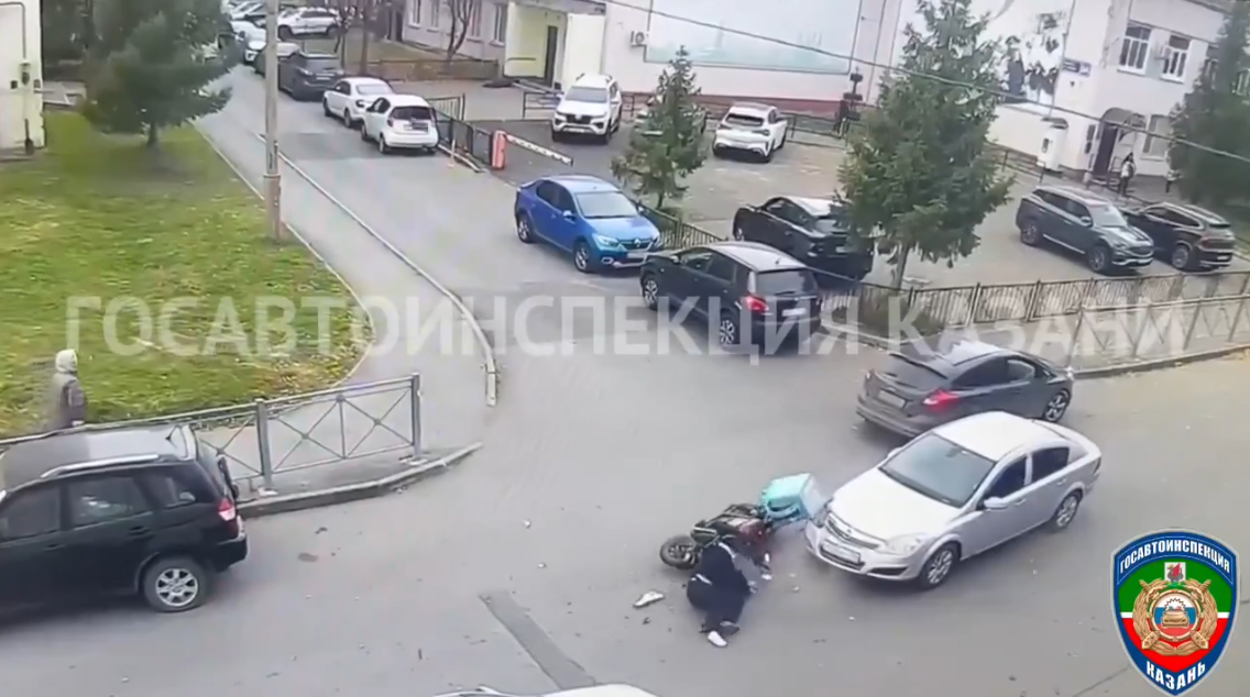 В Казани курьер на электровелосипеде попал в больницу после ДТП