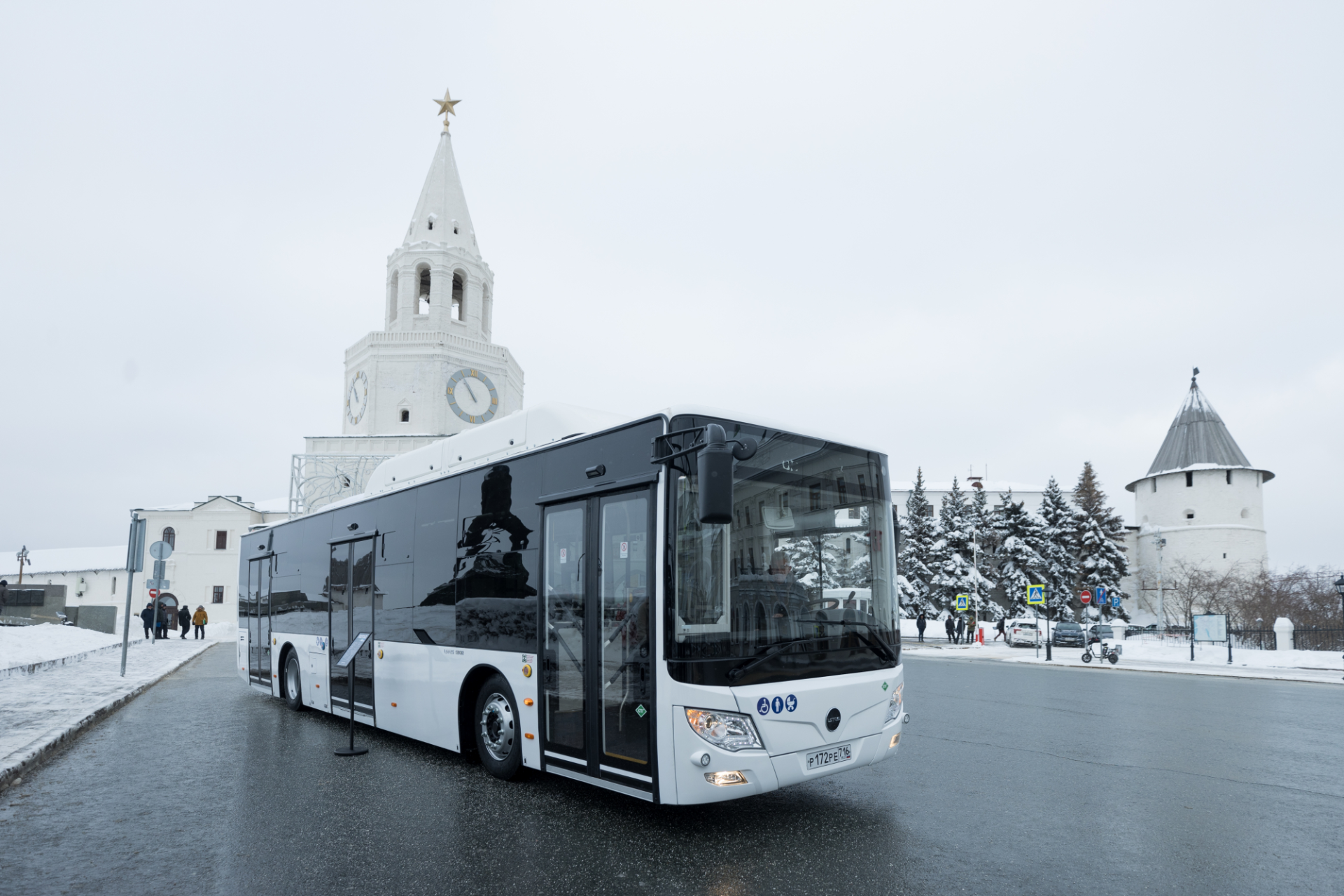 Мэру Казани представили новый газомоторный автобус «Лотос Неон»