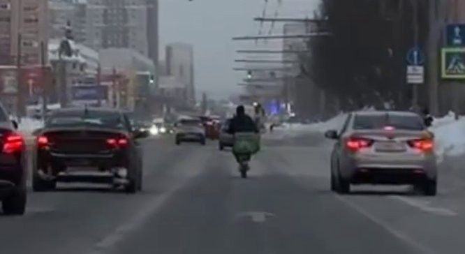 В Казани задержан курьер на электровелосипеде за нарушение ПДД и неповиновение