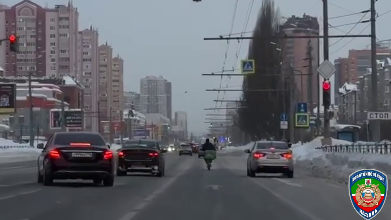 В Казани задержан курьер на электровелосипеде за нарушение ПДД и неповиновение