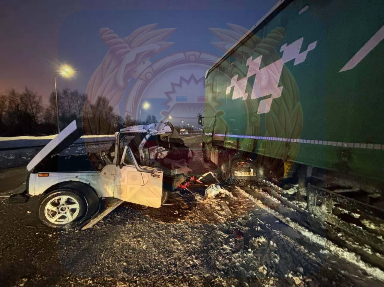 На М7 в Татарстане в ДТП с фурой и «Нивой» погибла женщина