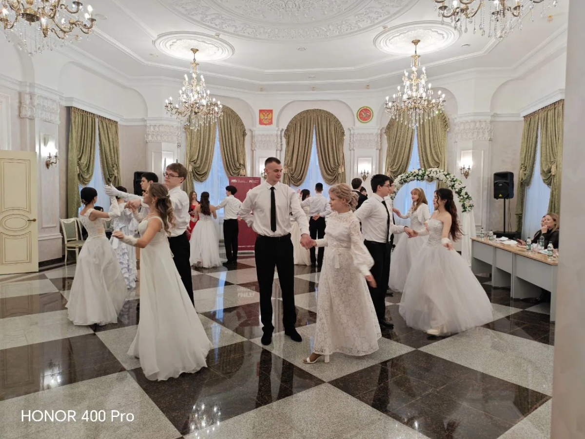 Лига студентов РТ провела бал в ЗАГСе Лениногорска