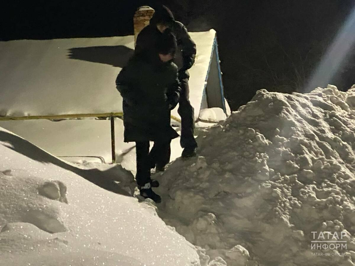 В Казани тракторист засыпал дом снегом и перекрыл проход по улице