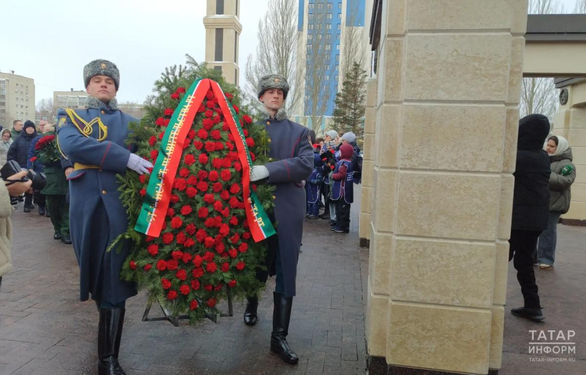 В Казани почтили память защитников Отечества в Парке Победы